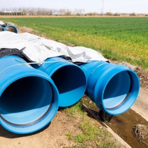 Udendørs vandledninger klar til installation som en del af professionelt entreprenørarbejde