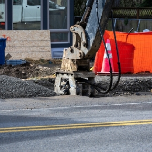 Infrastruktur- og anlægsarbejde udført med entreprenørmaskiner i bymiljø