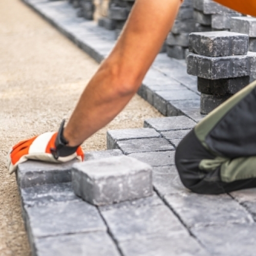 Belægning af fliser udført professionelt som en del af belægningsarbejde