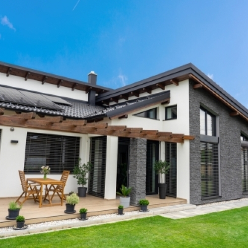 Belægning og ny terrasse udført ved moderne bolig med fokus på kvalitet og design