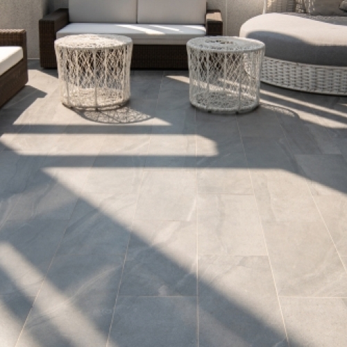 Belægning og terrasse med fliser udført ved bolig