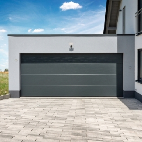 Ny indkørsel med belægning af fliser udført ved bolig