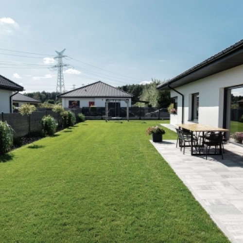 Ny terrasse og belægning udført i have ved bolig