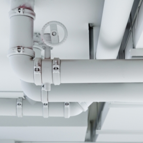 Indendørs vandledninger installeret korrekt i teknisk installation