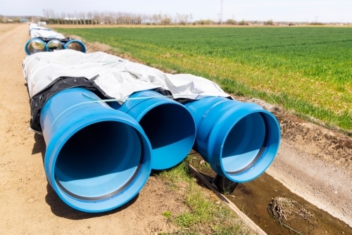Udendørs vandledninger klar til installation som en del af professionelt entreprenørarbejde